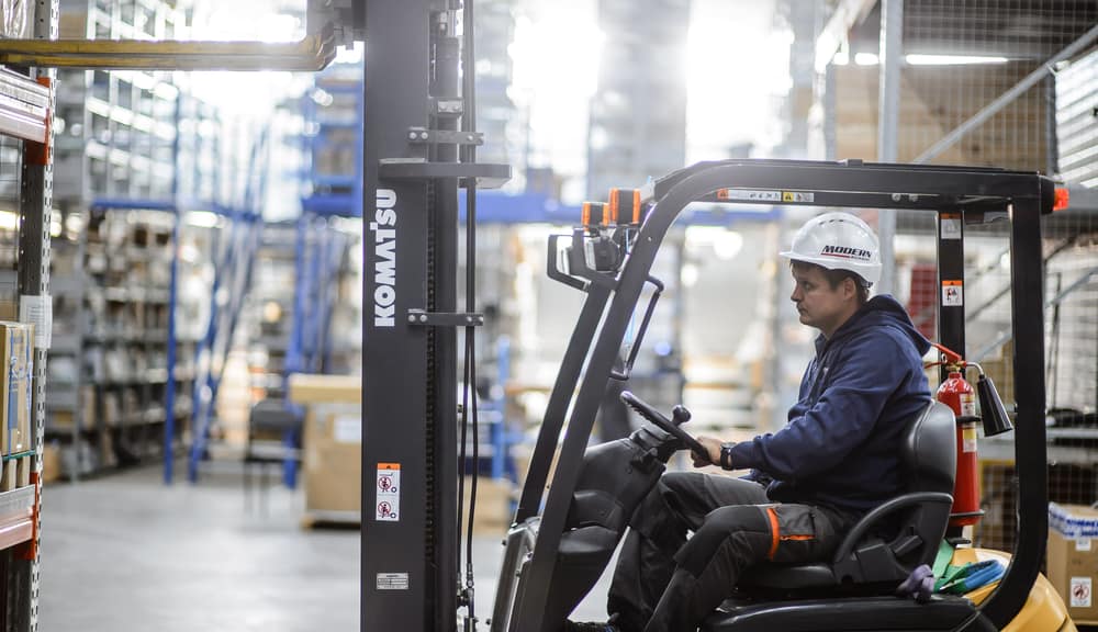 Dampak Forklift Komatsu pada Produktivitas di Lingkungan Kerja
