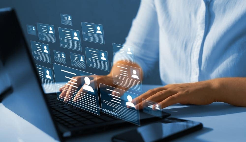 Peran HRMS dalam Mengelola Karyawan Jarak Jauh di Era Digital